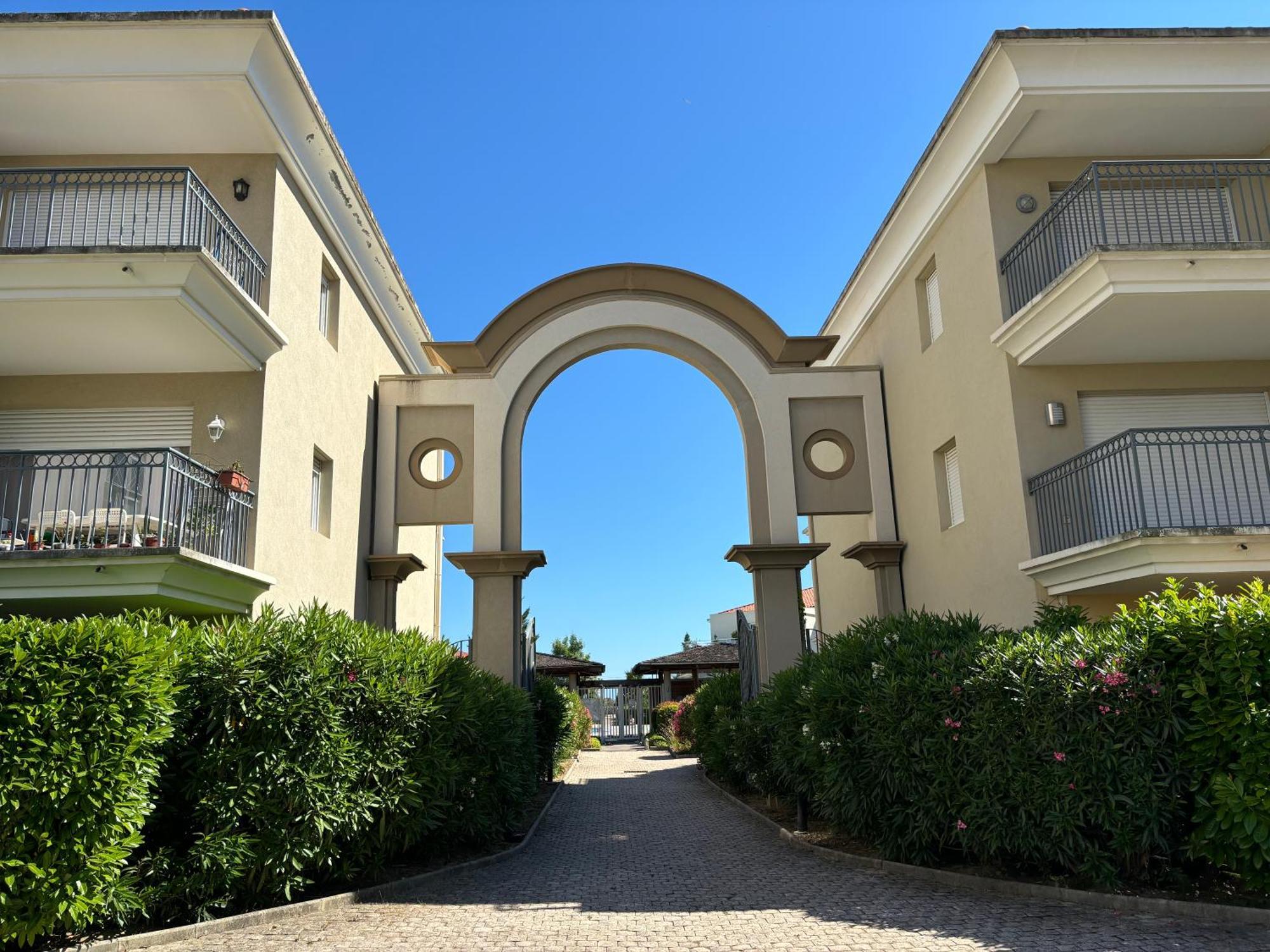 Beachside Apartment With Pool & Garden In Juan Les Pins Антіб Екстер'єр фото