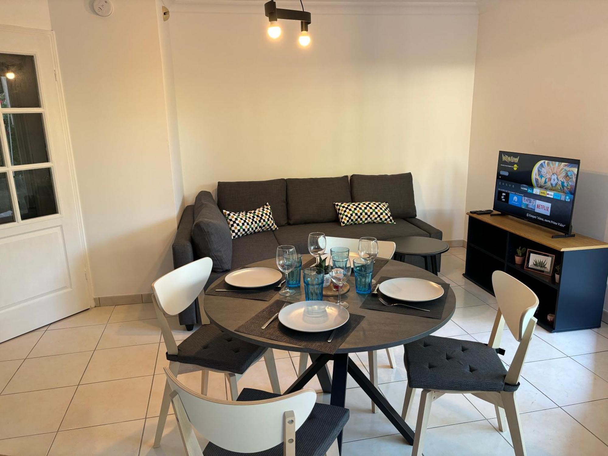Beachside Apartment With Pool & Garden In Juan Les Pins Антіб Екстер'єр фото