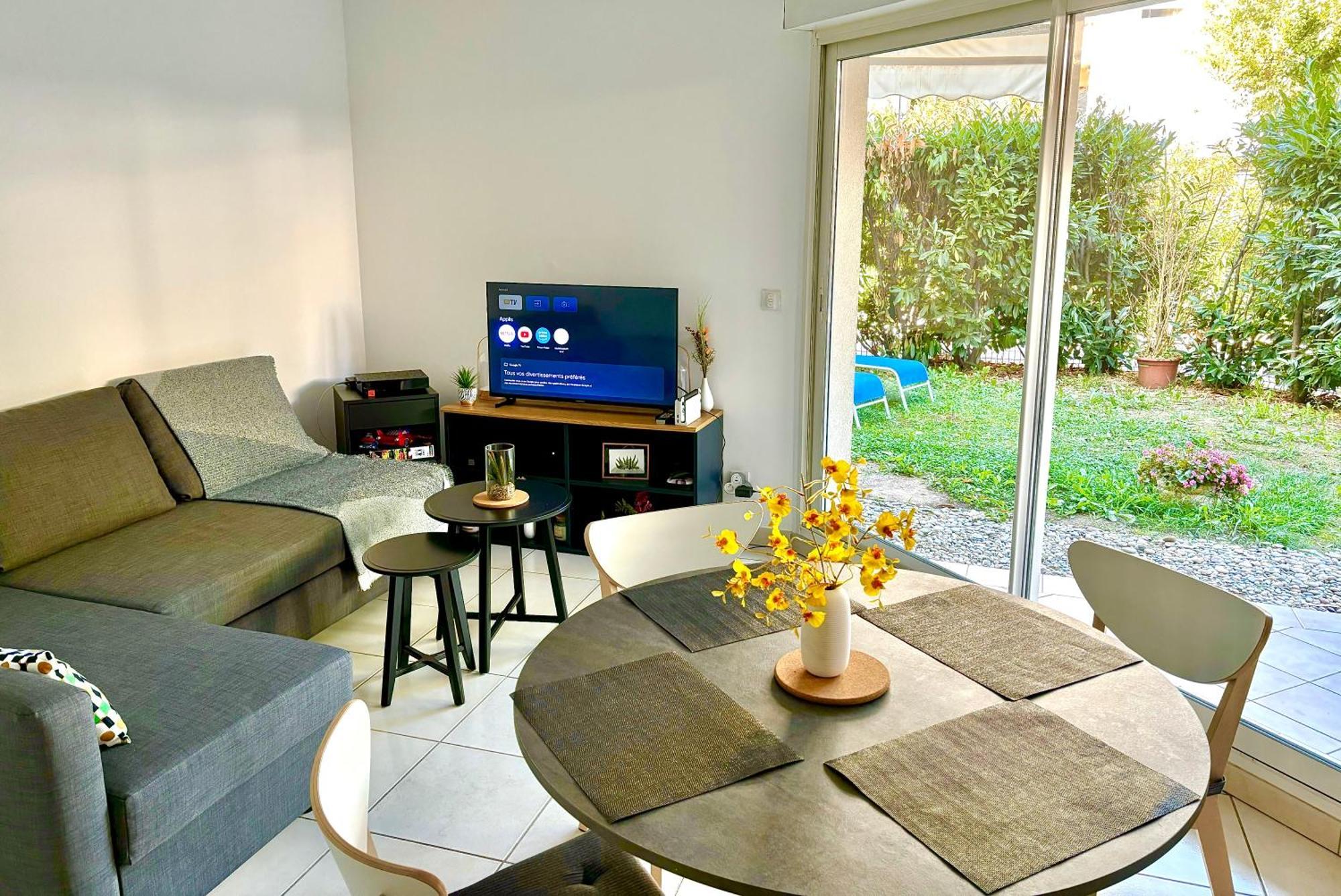 Beachside Apartment With Pool & Garden In Juan Les Pins Антіб Екстер'єр фото
